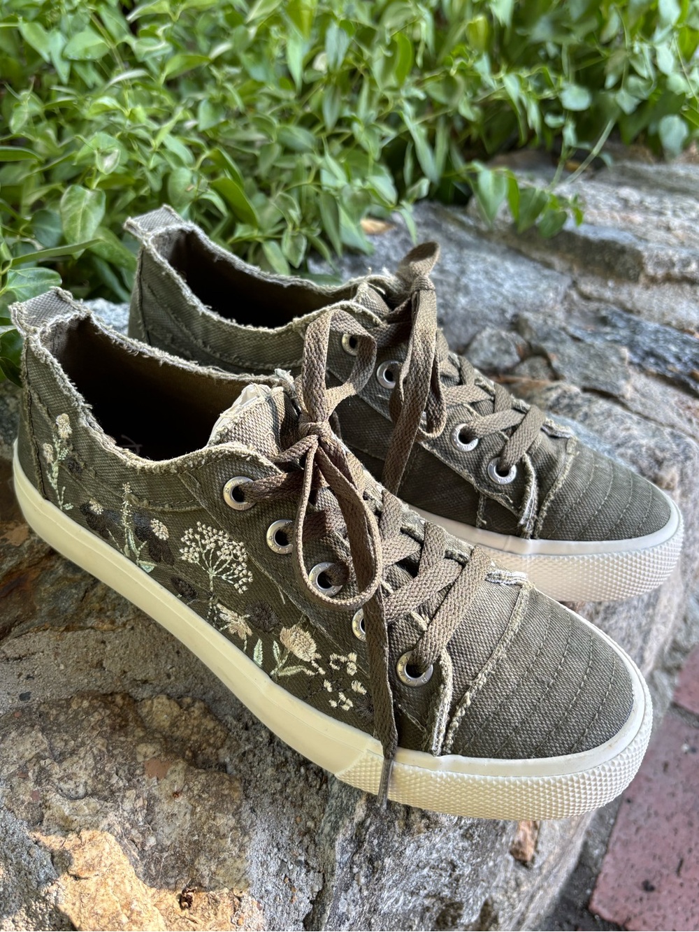 Blowfish Malibu Casual embroidered Olive floral Lace-Up Sneakers for Women